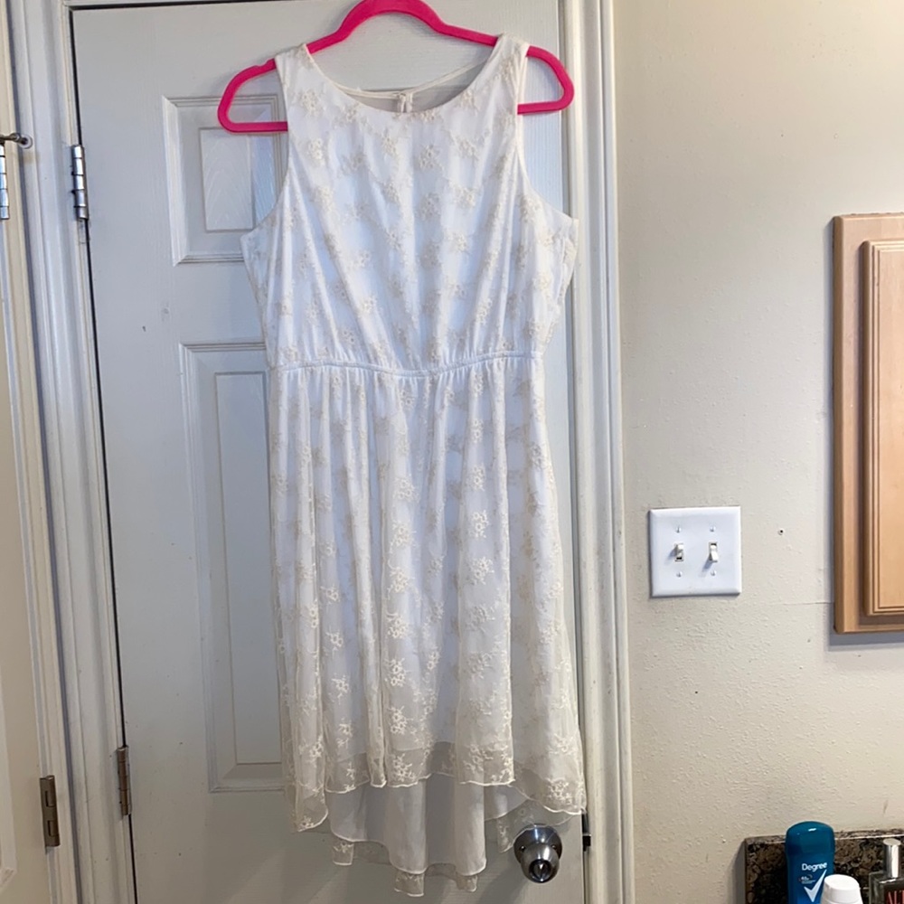 Maurice’s. Off white. High-low. Floral appliqué. Lined. Cinched waist.